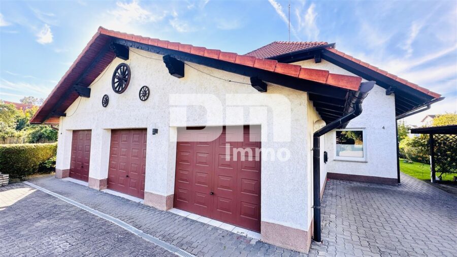 Modernes Ein-/Zweifamilienhaus mit PV Anlage und großer Doppelgarage auf herrlichem Anwesen - Frontansicht / 3x Garage